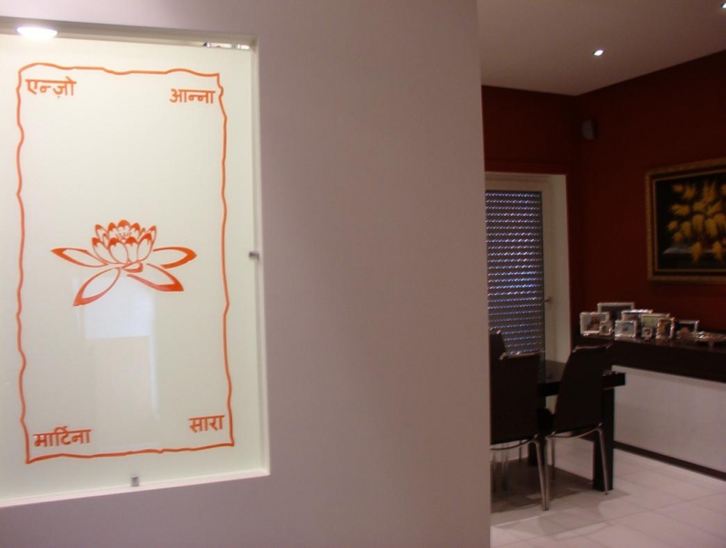 Vetro decorato con nomi in hindi