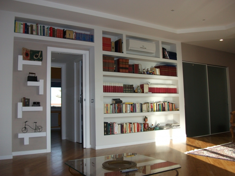 La parete attrezzata con la libreria e il condizionatore